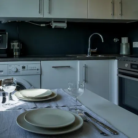 Modern And Stylish Near Centre Apartment *